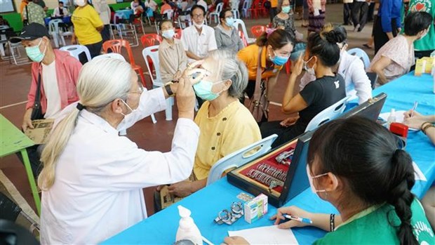 Vietnamese doctors provide free health check-ups, medicines for needy people in Laos hinh anh 1