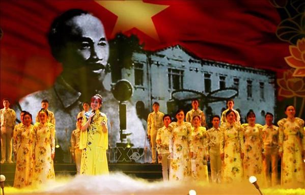 Art performance honours President Ho Chi Minh hinh anh 1