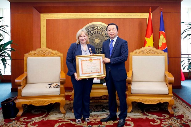 USAID officials awarded insignia for natural resources and environment efforts hinh anh 1