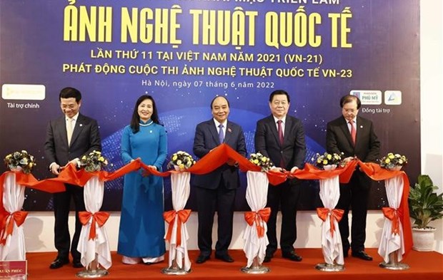 President Nguyen Xuan Phuc attends 11th International Art Photo Exhibition hinh anh 1