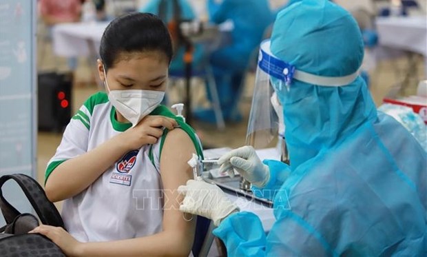 Hanoi to inoculate vulnerable adults with fourth dose of COVID-19 vaccines hinh anh 1