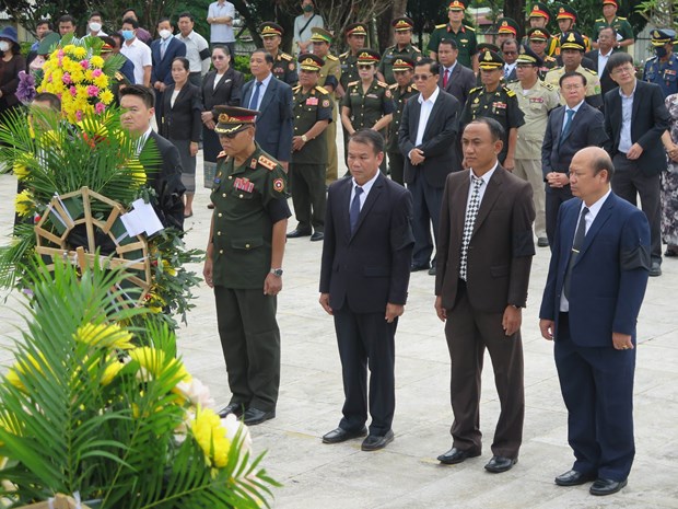 Remains of volunteer soldiers reburied in Kon Tum hinh anh 1