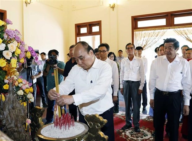 President Nguyen Xuan Phuc pays tribute to former PM Vo Van Kiet hinh anh 1