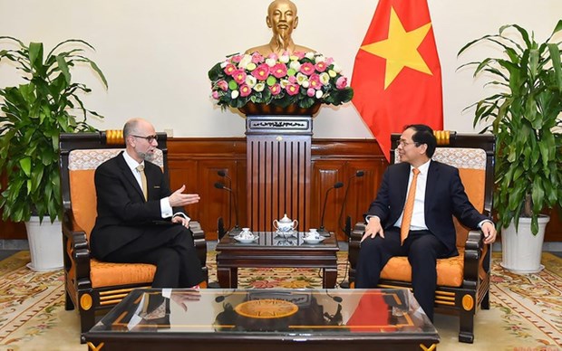 Foreign Minister hosts Canadian Ambassador to Vietnam hinh anh 1
