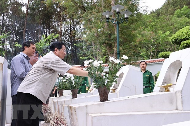 PM Pham Minh Chinh pays tribute to heroic martyrs in Ha Tinh province hinh anh 1