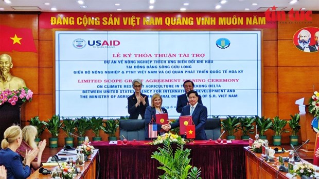 MARD, USAID agree to partner on addressing climate change in Mekong Delta hinh anh 1