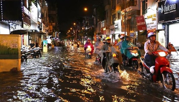 Heavy rain floods many areas in Hanoi hinh anh 1
