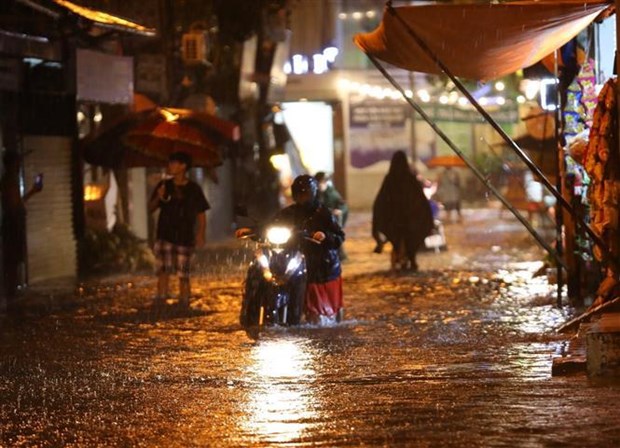 Heavy rain floods many areas in Hanoi hinh anh 2