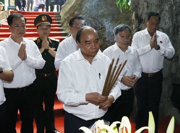 State leader pays tribute to heroes, martyrs in Quang Binh province hinh anh 1