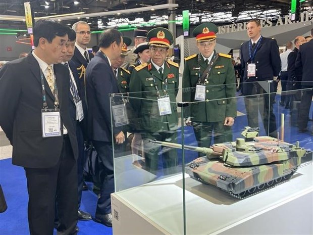 Vietnam attends int’l defence-security exhibition in France hinh anh 1