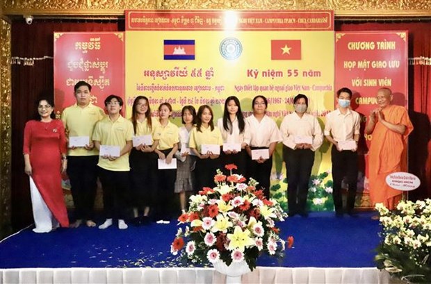 Friendship association grants scholarships for Cambodian students in HCM City hinh anh 1