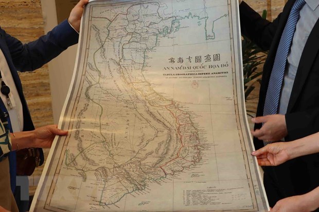 Vietnam presents precious map to House of European History hinh anh 2