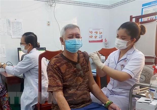Vietnam logs 699 new COVID-19 infections on June 18 hinh anh 1