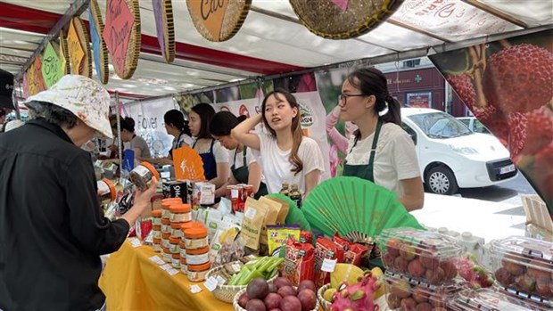 Vietnamese cuisine charms French people at Paris festival hinh anh 2