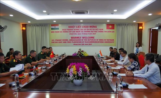 Indian ambassador visits Telecommunications University in Khanh Hoa hinh anh 1