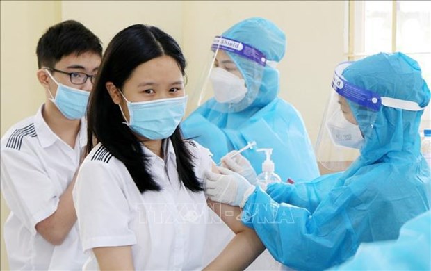 Ministry urges injection of 3rd COVID-19 vaccine shots for people aged 12-17 hinh anh 1