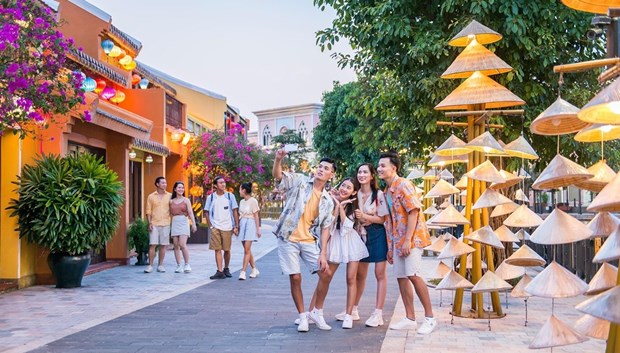 Travel firms make plans for summer vacation hinh anh 2