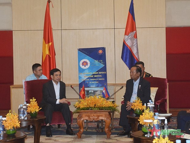 Defence Minister Giang meets Lao, Japanese, Cambodian counterparts on sidelines of ADMM-16 hinh anh 3