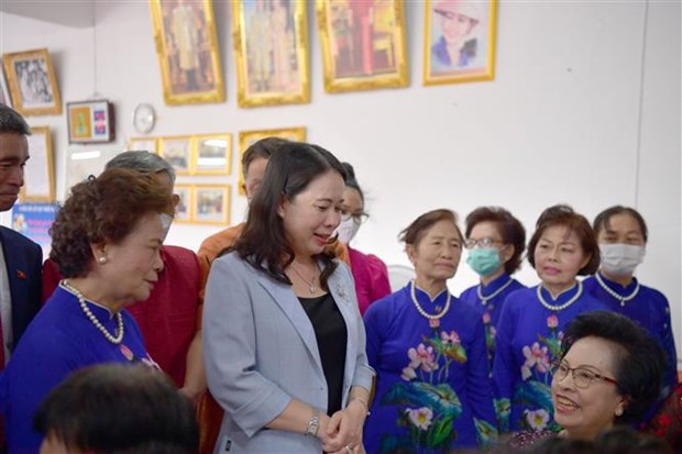 Vice President meets Vietnamese community in Thailand hinh anh 2