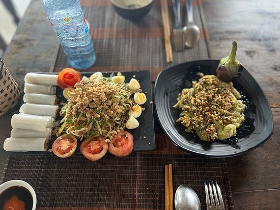 Hanoi motorbike tour, Hoi An cooking class among top travel experiences in Asia hinh anh 2