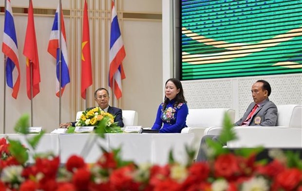 Vice President meets Vietnamese community in Thailand hinh anh 1