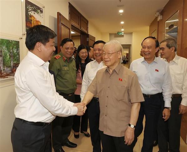 Party chief meets voters in Hanoi hinh anh 2