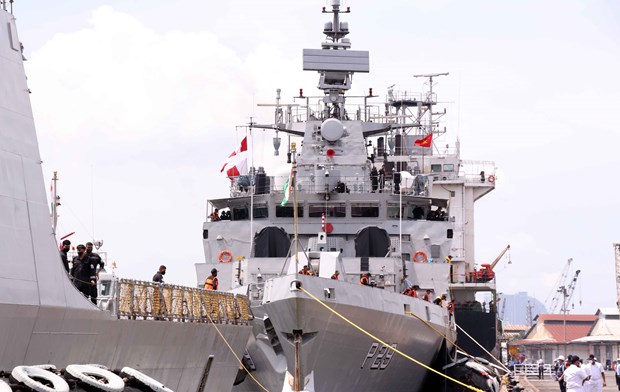 Indian naval ships start three-day visit to HCM City hinh anh 1