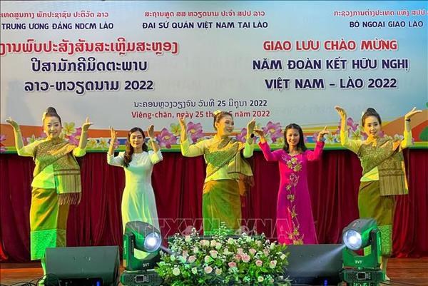 Cultural, sports exchanges celebrate Vietnam-Laos friendship, cooperation hinh anh 2