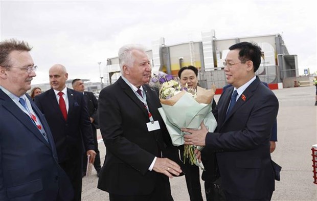National Assembly Chairman arrives in Hungary, begins official visit hinh anh 1