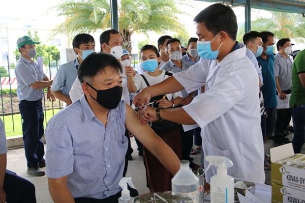Health ministry issues latest guidance on COVID-19 vaccination hinh anh 1