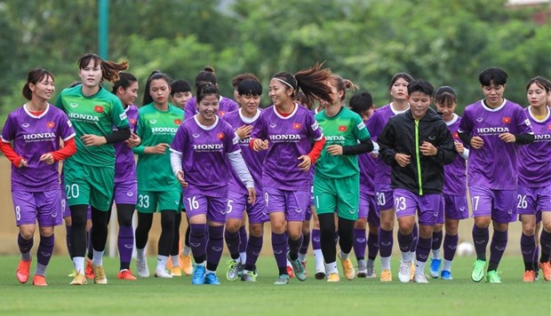 National women's football team leaves for training in France hinh anh 1