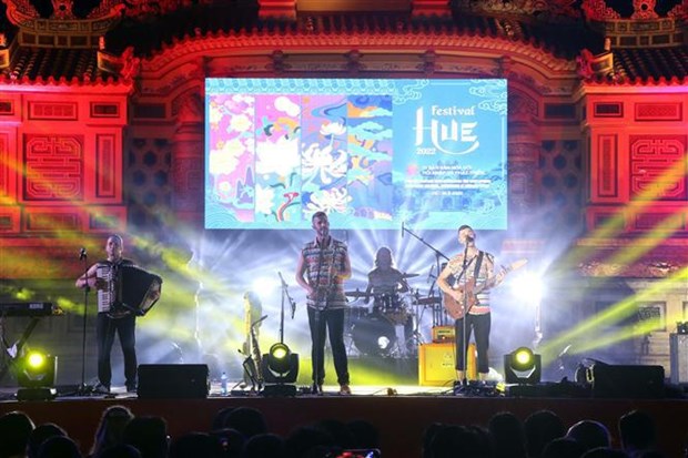 Night performances create distinctive feature at Hue Festival 2022 hinh anh 1