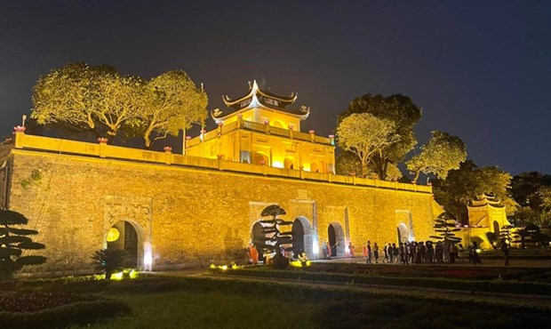 Passengers on Vietnam Airlines domestic flights offered discount for Thang Long citadel night tour hinh anh 1