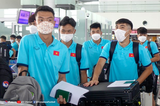 Vietnam’s U-19 football team arrives in Indonesia for AFF tournament hinh anh 1