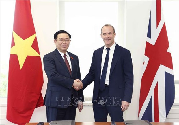 Vietnamese National Assembly Chairman meets with British officials hinh anh 1