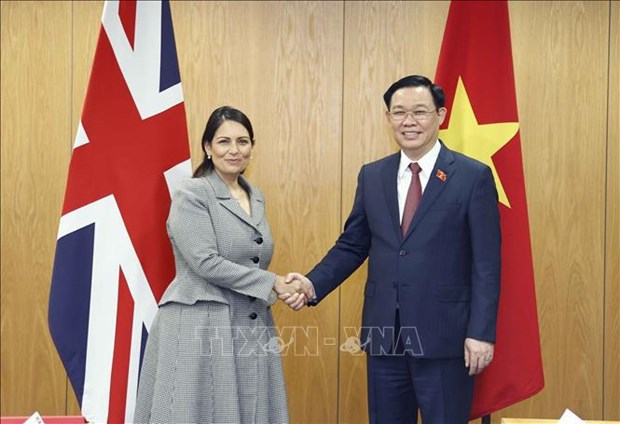 Vietnamese National Assembly Chairman meets with British officials hinh anh 2