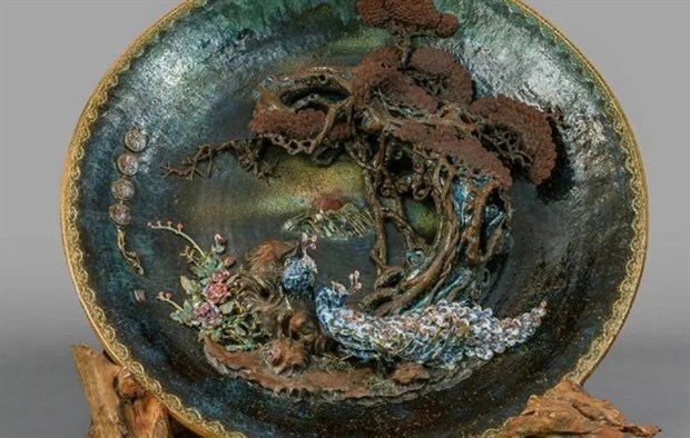Vietnamese ceramic artist sets two Guinness World Records hinh anh 2