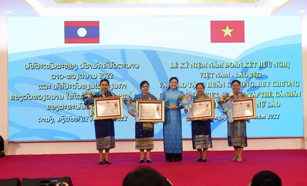 Collectives, individuals of Lao Women's Union honoured with Vietnam's orders, medals hinh anh 1