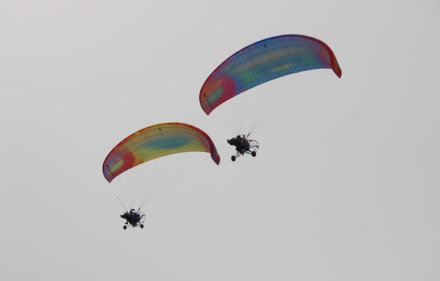 Paragliding festival offers tourists fresh experience in Nha Trang hinh anh 1