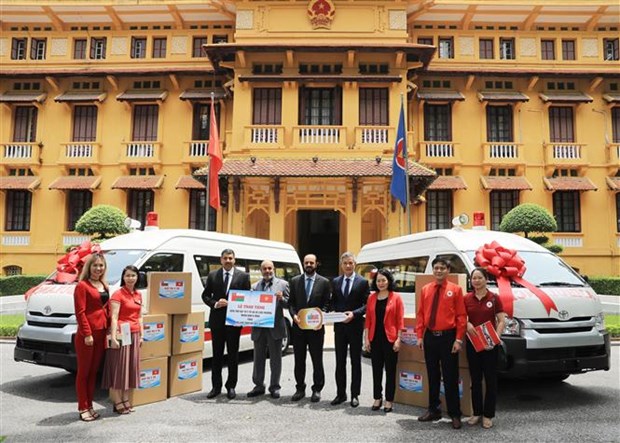 Vietnam receives medical equipment, supplies from Oman hinh anh 1