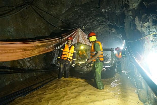 Efforts underway to rescue worker trapped inside Dien Bien hydropower tunnel hinh anh 2