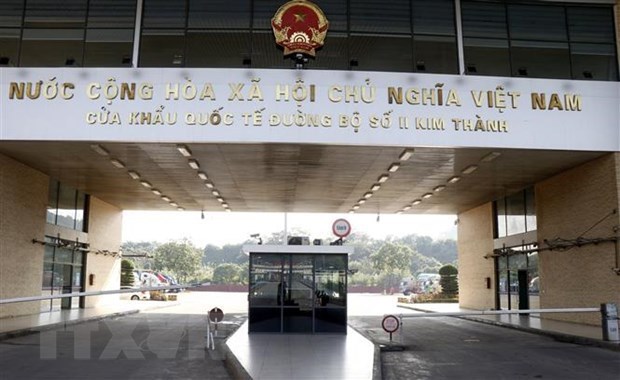 Lao Cai hands over wanted criminal to China hinh anh 1