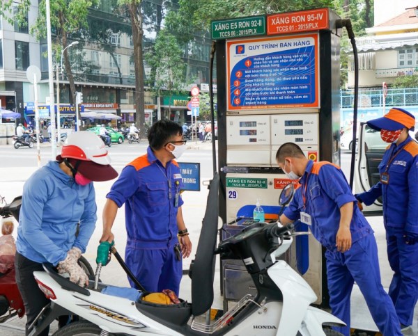 State budget faces 1.4 billion USD drop from fuel tax cuts hinh anh 1