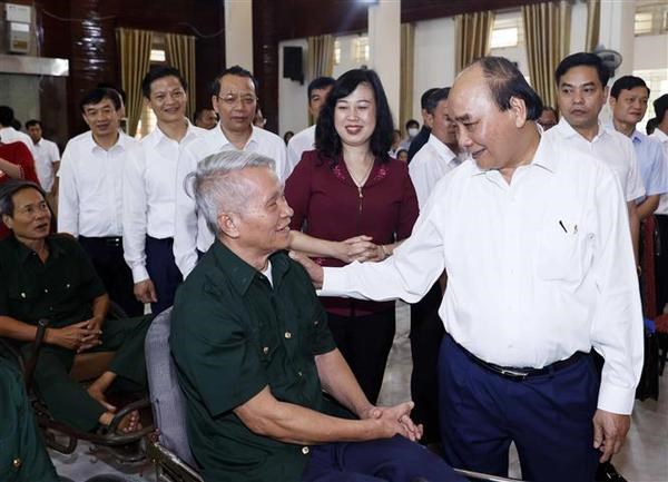 President presents gifts to war invalids in Bac Ninh province hinh anh 1
