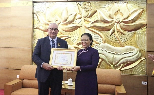 VUFO presents insignia to outgoing Belgian Ambassador to Vietnam hinh anh 1