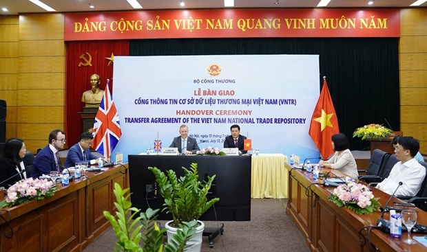 UK hands over national trade repository to Vietnam hinh anh 1