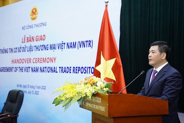 UK hands over national trade repository to Vietnam hinh anh 2