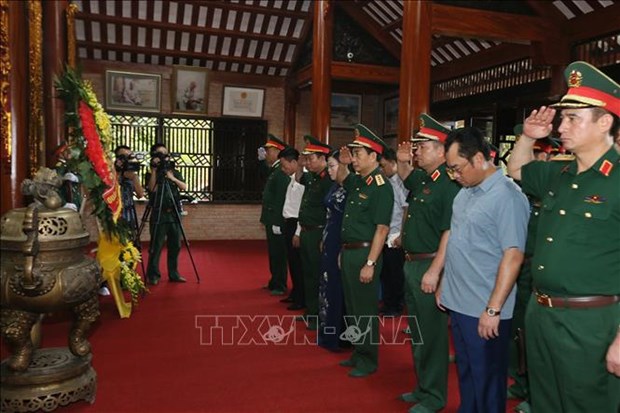 Defence Minister offers incense at national historical relic site in Thai Nguyen hinh anh 1