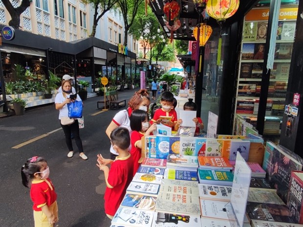 Book fair promotes reading habit among children hinh anh 1