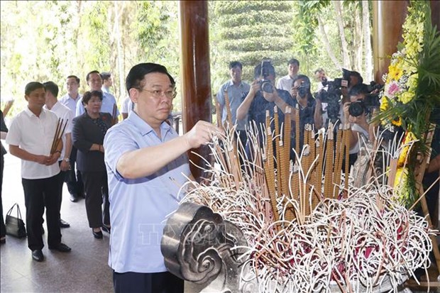 NA Chairman offers incense at historical relic sites in Ha Tinh, Nghe An hinh anh 1